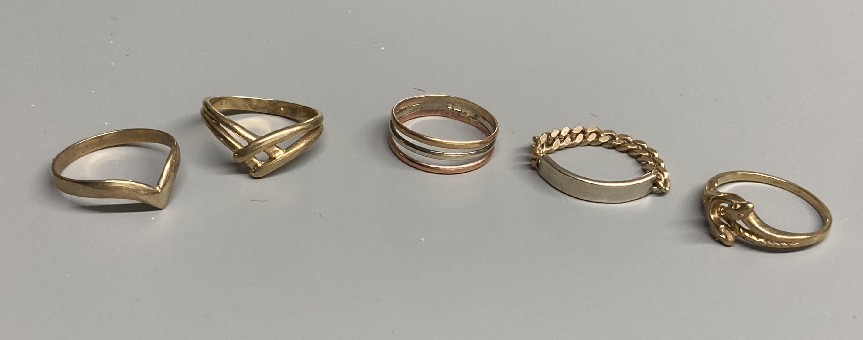 Five assorted modern 9ct gold rings including three colour triple band